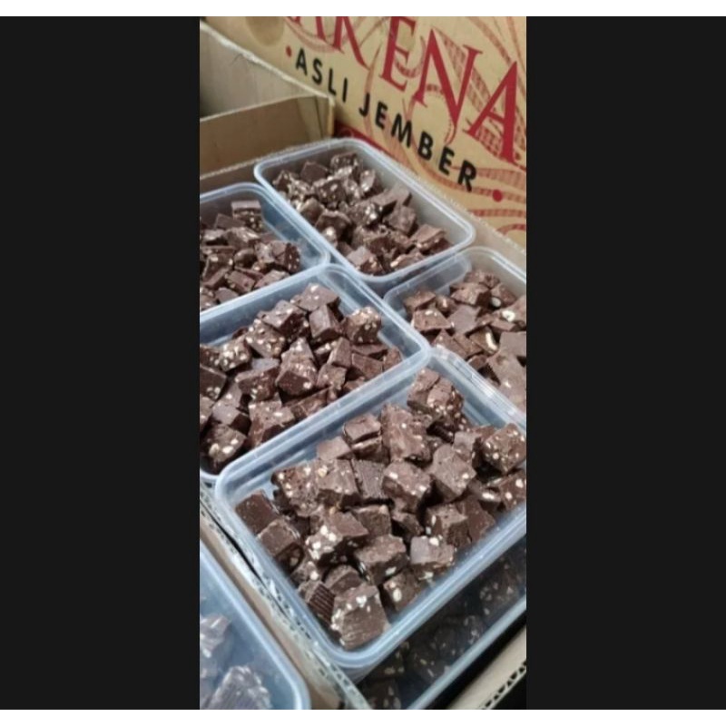 

Coklat Patahan Leburan SQ Peanut Box 250gr - Coklat Kubus Silverqueen