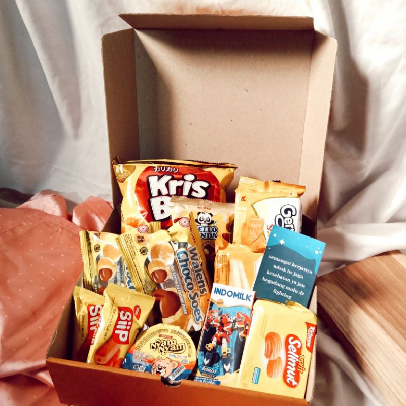 

SNACKBOX YELLOW/SNACK BOX/KADO WISUDA/HAMPERS