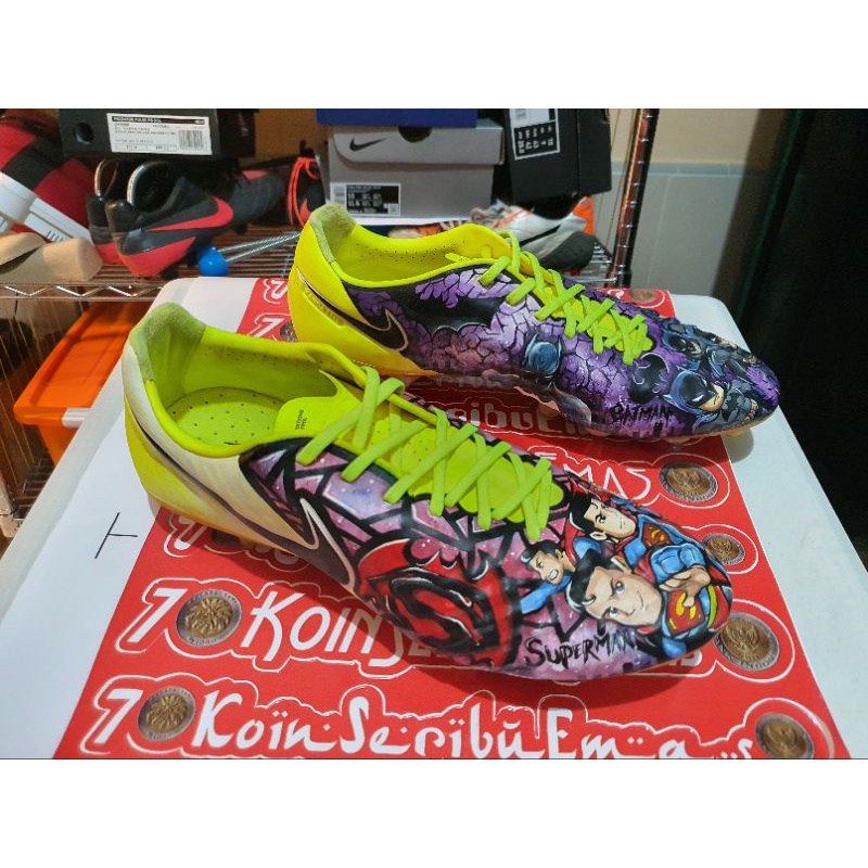 Sepatu Bola ORIGINAL NIKE MAGISTA OPUS SG x BATMAN VS SUPERMAN ( Custom Painting )
Size EU 44 // 28 
