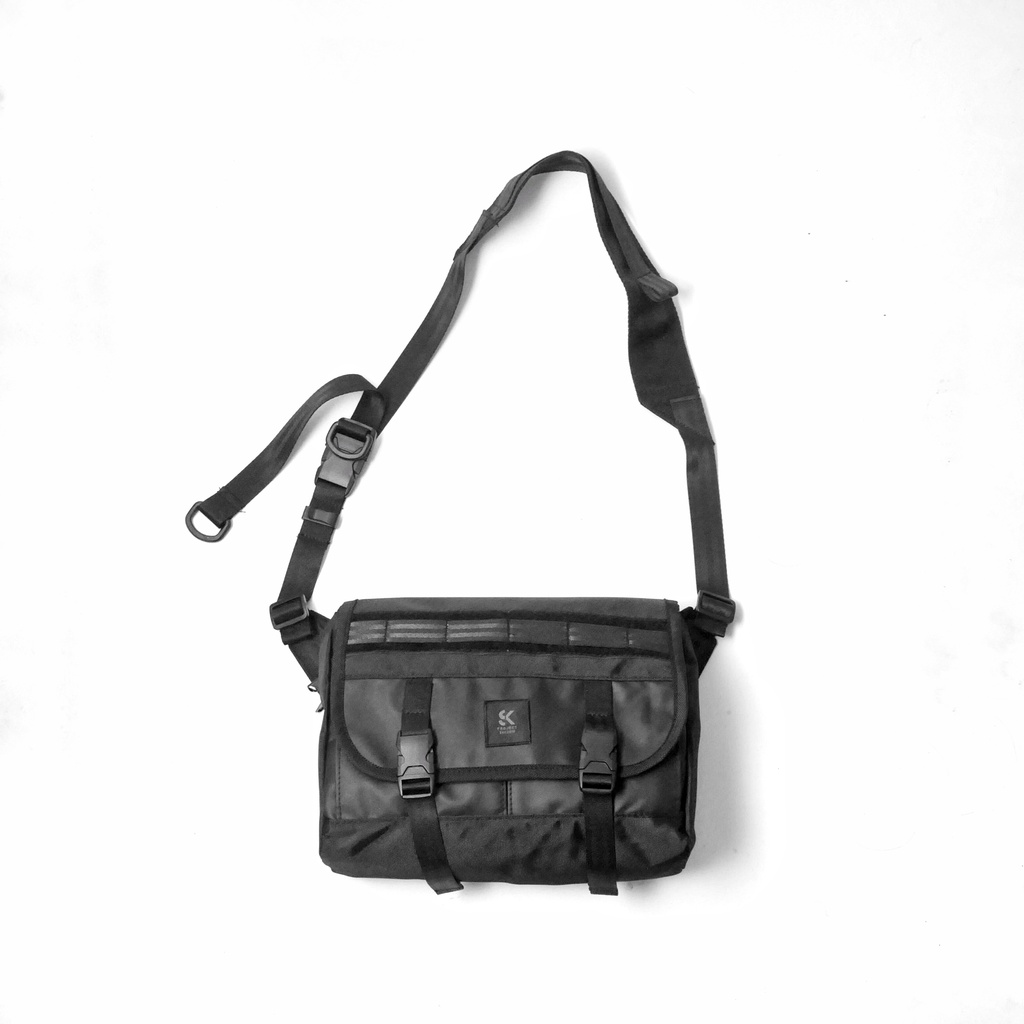 Sidekick Project BEHOLD Sling Bag Pria Warna Hitam  Bahan Polyester Ukuran 20 x 26 x 7 CM Organizer Tas Selempang HP Dompet