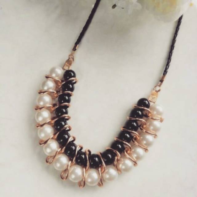 Kalung mutiara hitam monokrom