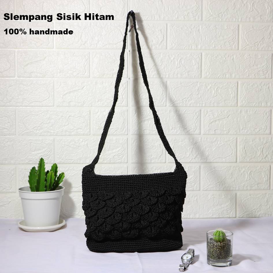 TAS RAJUT SELEMPANG SISIK HITAM. TAS WANITA. Riens Collections