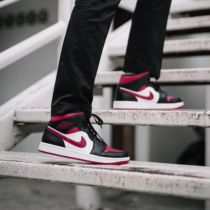 harga air jordan 1 mid bred toe