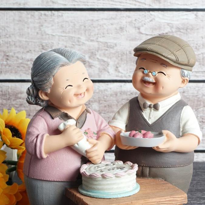 

Pajangan Home Decor Kakek Nenek Bikin Kue