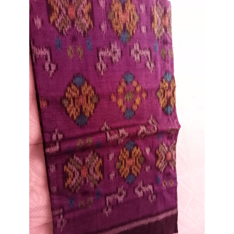 kain endek motif singa warna ungu