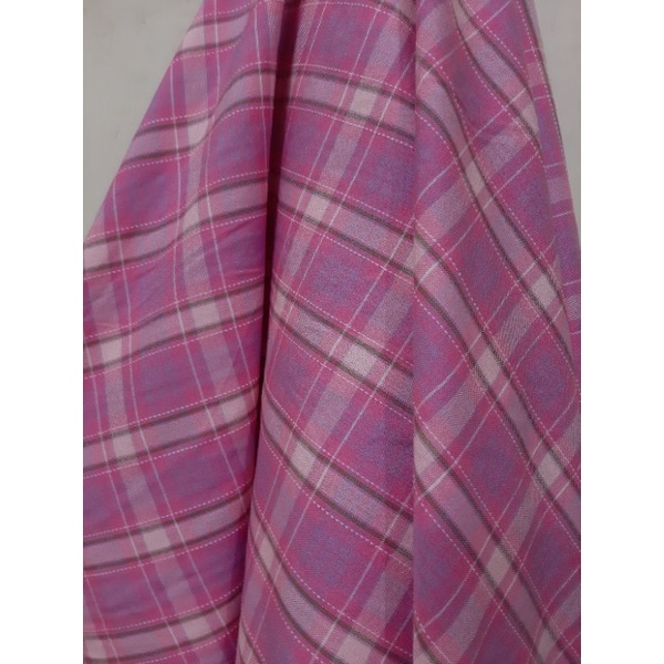 Kain Kotak Semi Wool ( warna dasar pink garis ungu, pink muda, hijau olive dan putih )
