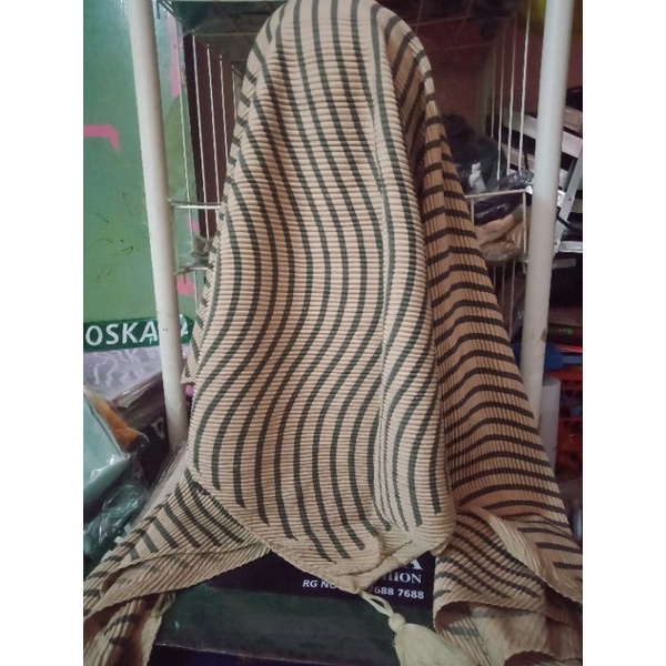 hijab segiempat plisket motif zebra pompom gandul