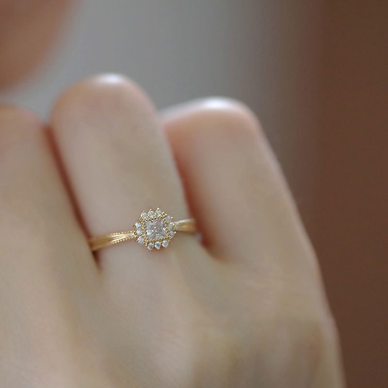 Cincin Pernikahan Bahan Titanium Steel Warna Gold Hias Kristalberlian Gaya Mewah Untuk Wanita