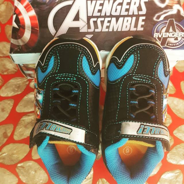 Sepatu lampu Avengers