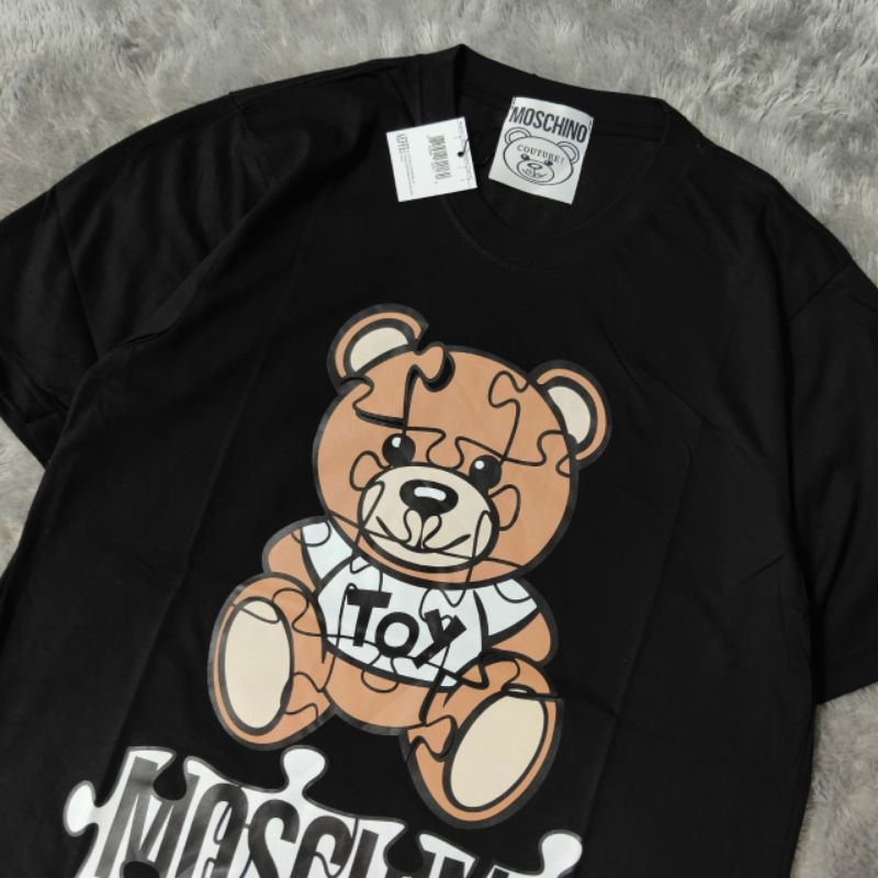 T shirt Kaos Moschino Puzzle Fleece Hitam Premium Hight ( Bestseller )