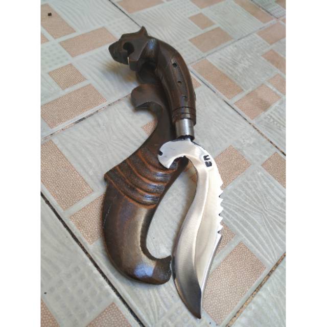 Kujang tradisional ukir macan