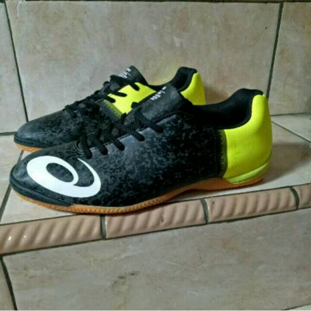 Sepatu futsal asics toque original