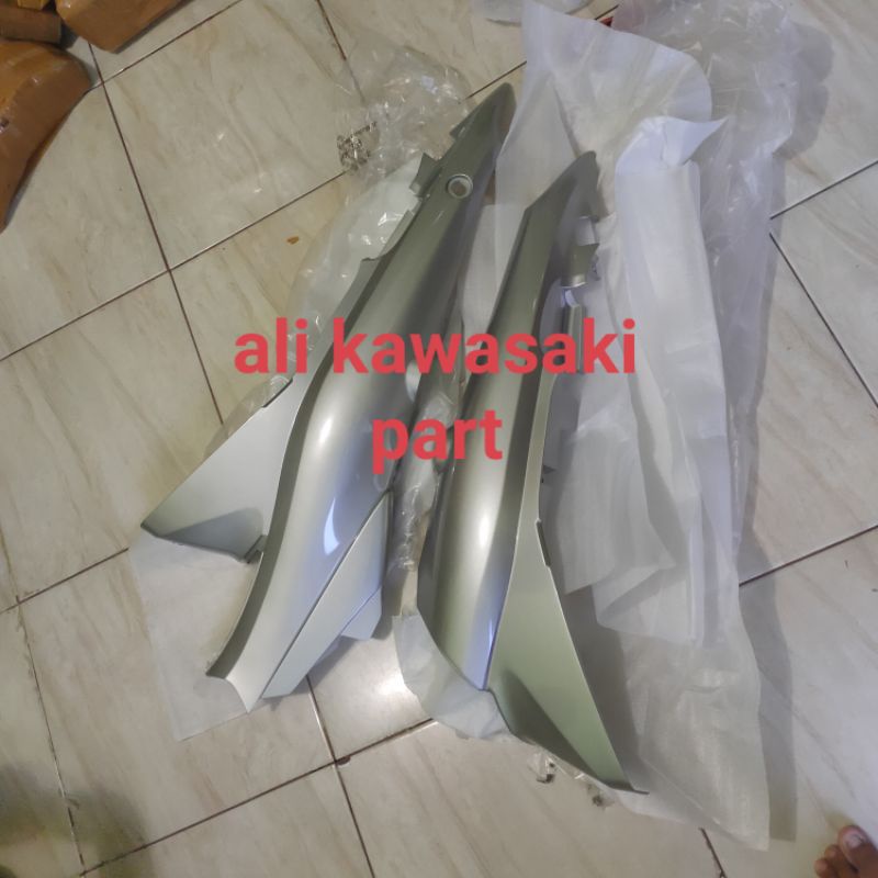 cover body belakang blitz blitz r silver original