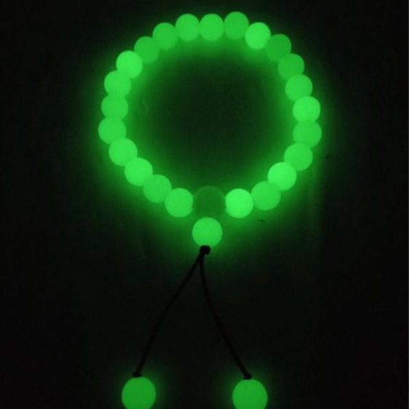 Gelang batu fosfor menyala di kegelapan