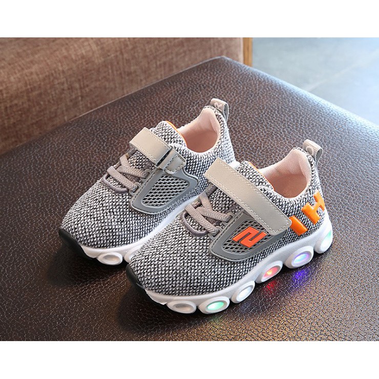 Sepatu fhesion Sports sneaker lampu LED keren Anak-anak 5,5Tahun Size 29