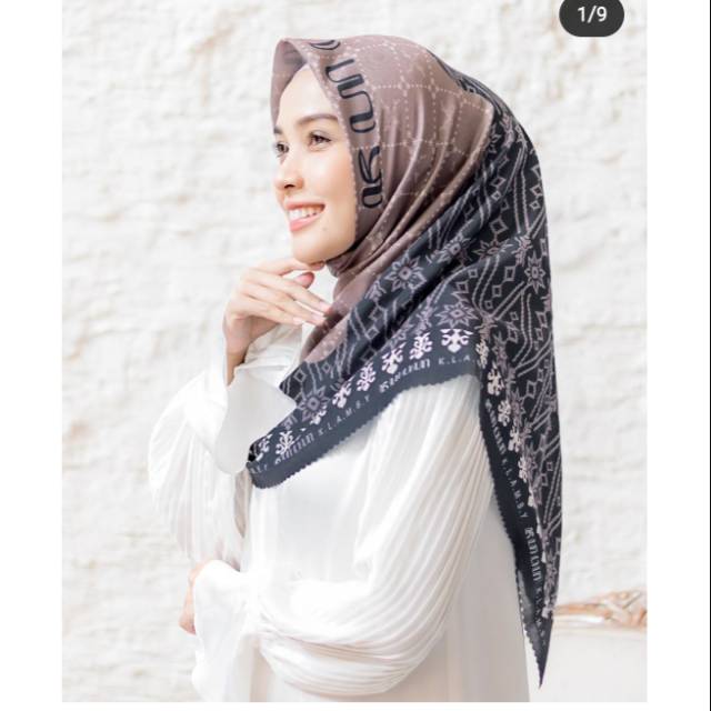 KANAKA SCARF BROMO WEARING KLAMBY