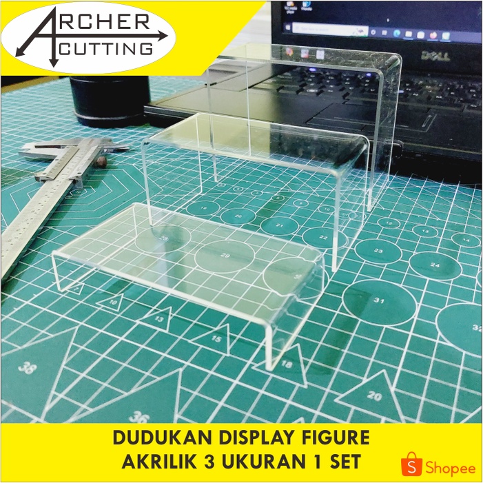 STAND DISPLAY DUDUKAN TATAKAN FIGURE 3 TINGKAT PISAH AKRILIK