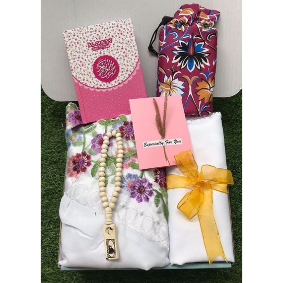 Paket Alat Sholat/Paket Alat sholat cewek/Hamper alat sholat/kado wisuda/Kado Ulang tahun/kado nikah/Gift Wedding/Kado Anniversary/Kado Cewek/Kado islami/gift wisuda/gift box/kado birthday/birthday gift/kado alat sholat/Hampers Lebaran/Paket Mukena dewasa