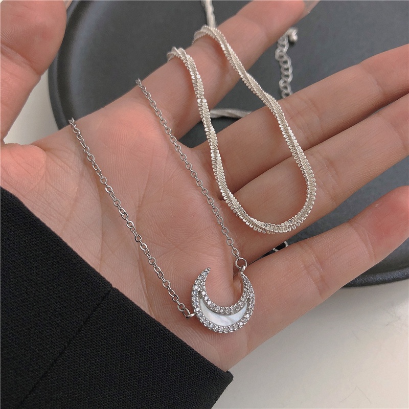 Set Kalung choker Rantai Klavikula Ganda Desain Bulan Kilau Bahan Zirkon