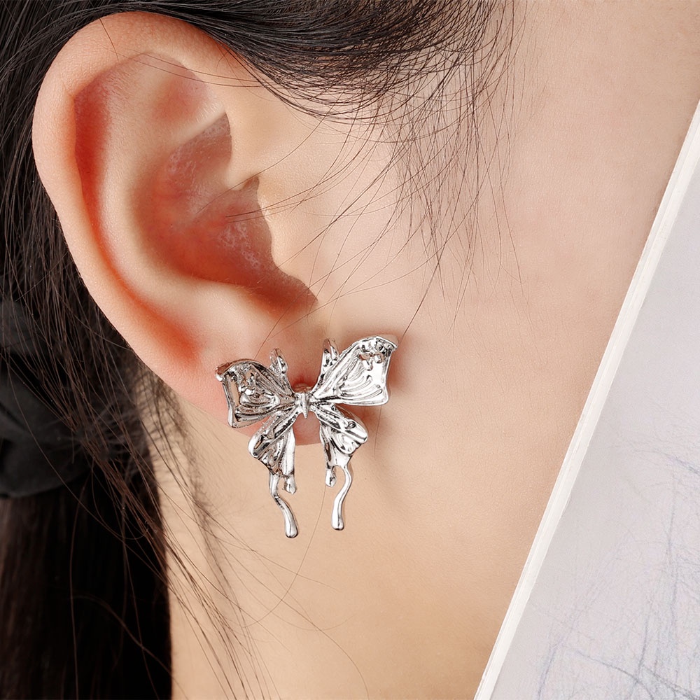 1 Pasang Anting Stud Desain Butterfly Warna Silver Gaya Punk Untuk Wanita