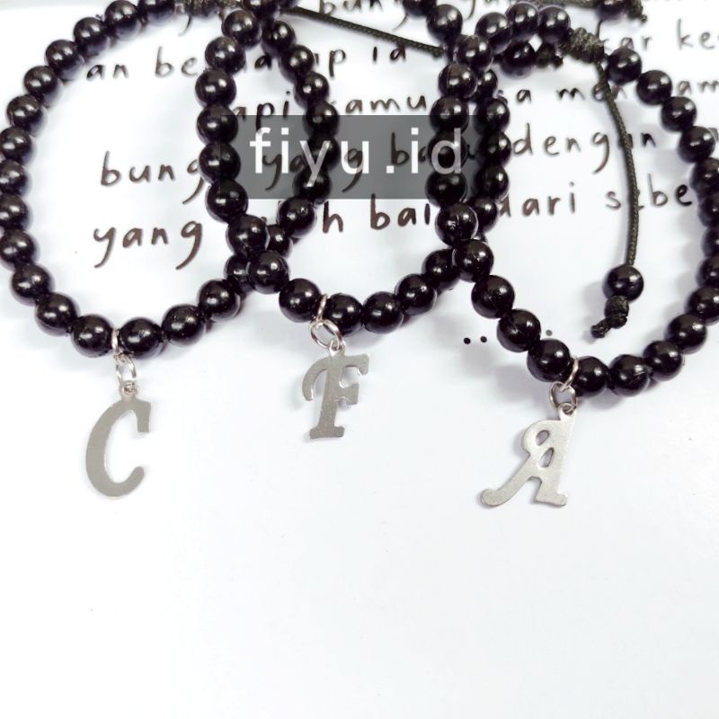 GELANG INISIAL TALI MANIK BULAT HITAM / GELANG INISIAL LIONTIN