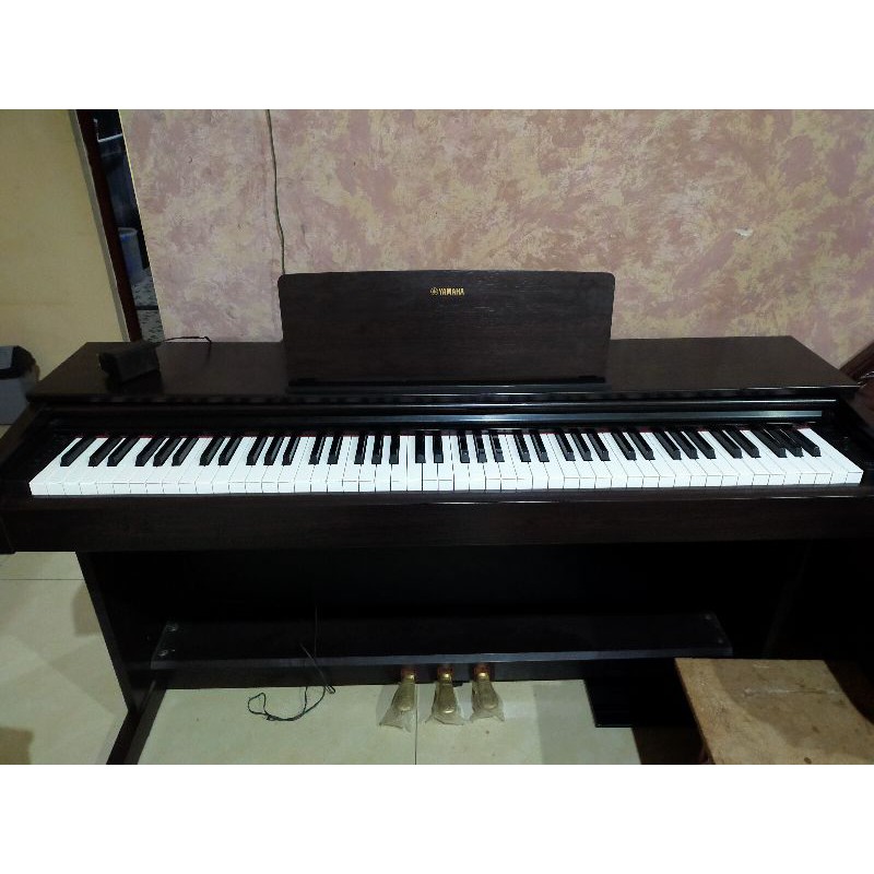 Yamaha YDP 143R second like new