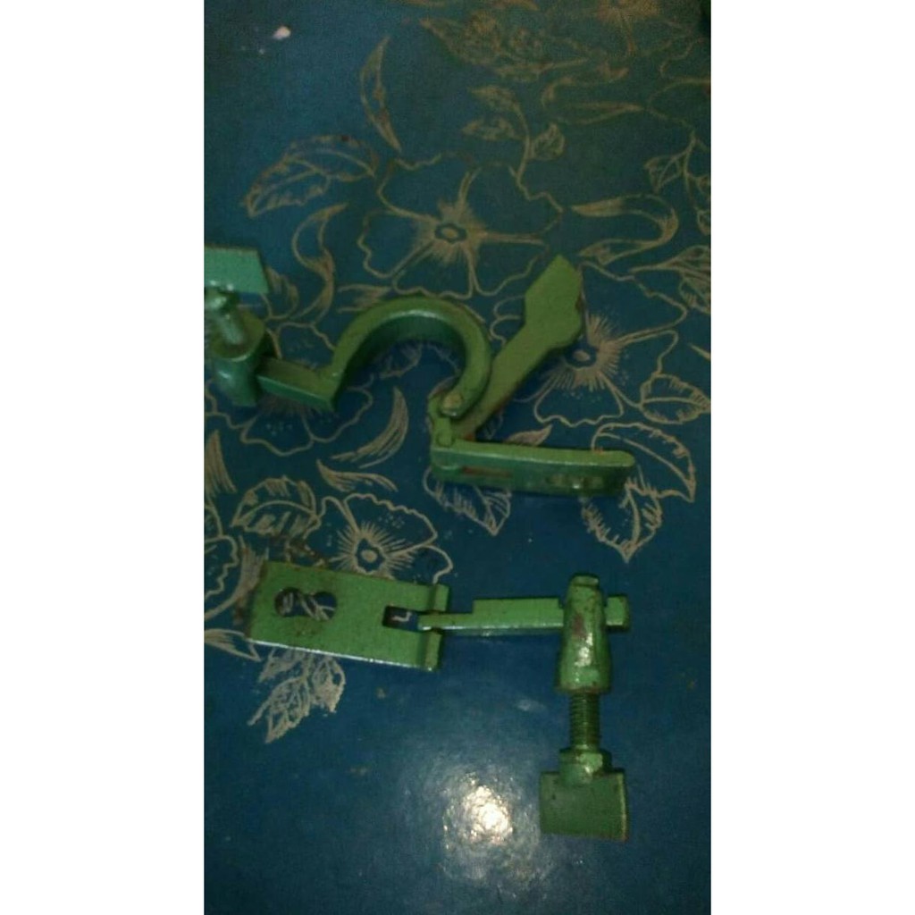 sepasang penjepit gergaji bobok