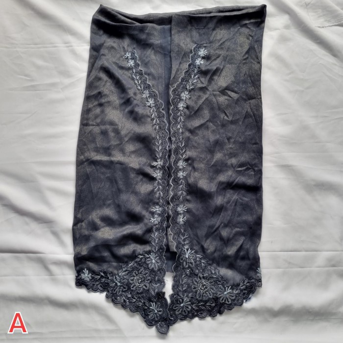 Bahan Kebaya Encim Bordir: Kain Siffon Metalik Hitam campur Biru Navy.