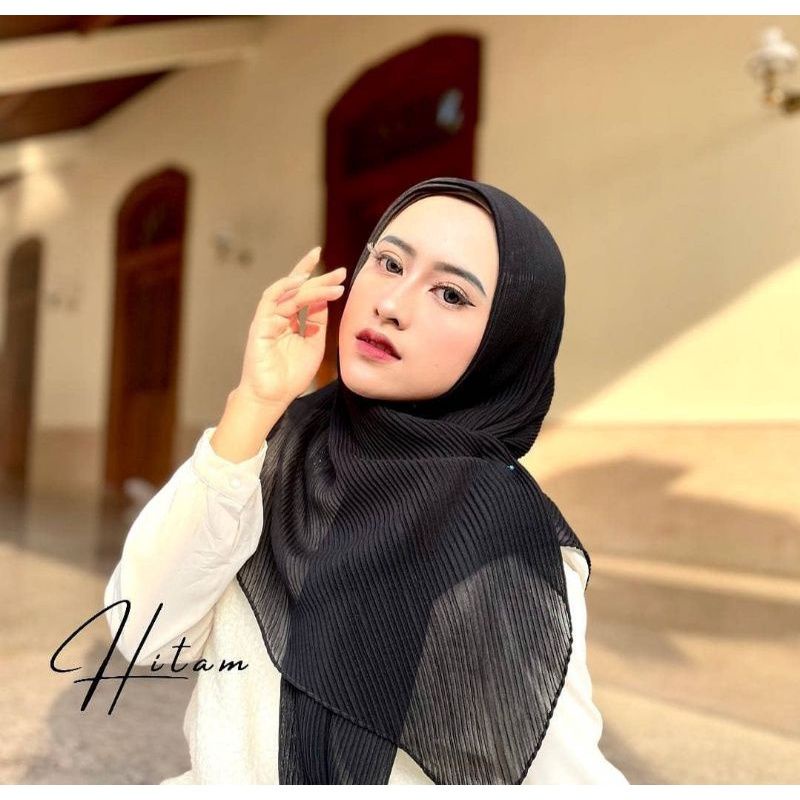 HIJAB SEGIEMPAT PLISKET BELLA SQUERE POLOS /HIJAB PLISKET/COD-Hitam