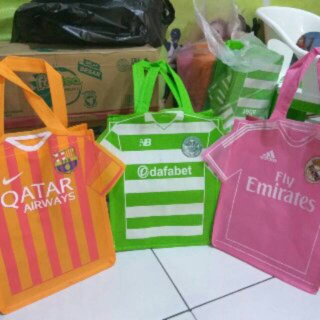 

Tas ultah model klub bola