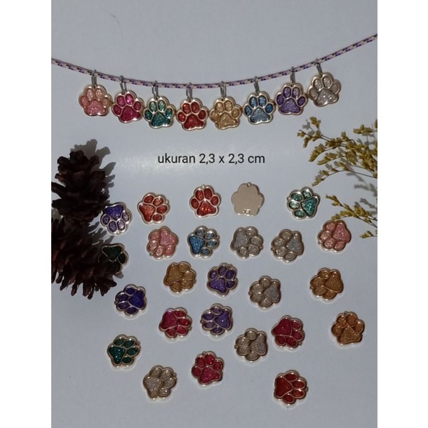 Liontin pets motif tapak