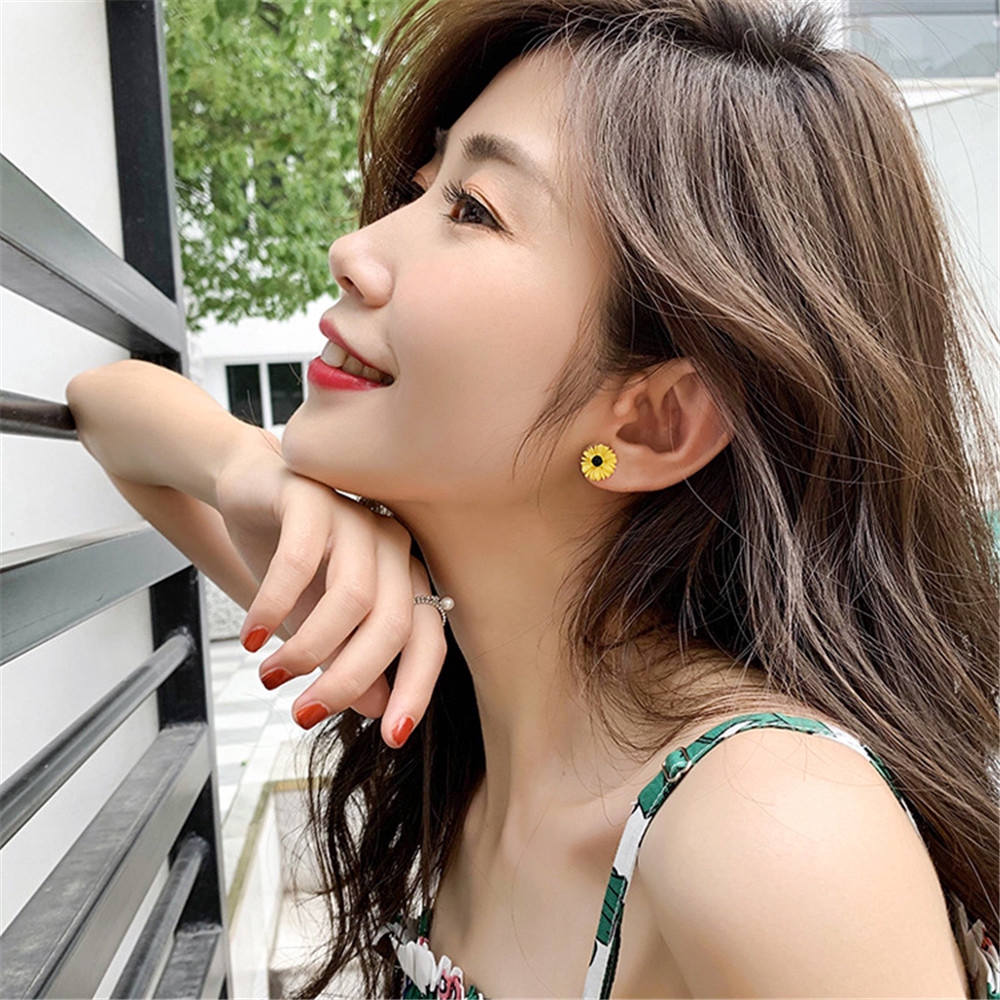 【TERSEDIA &amp; COD】1 Pasang Anting-Anting Sederhana Mini Daisy Drop Feminin Anting Sederhana