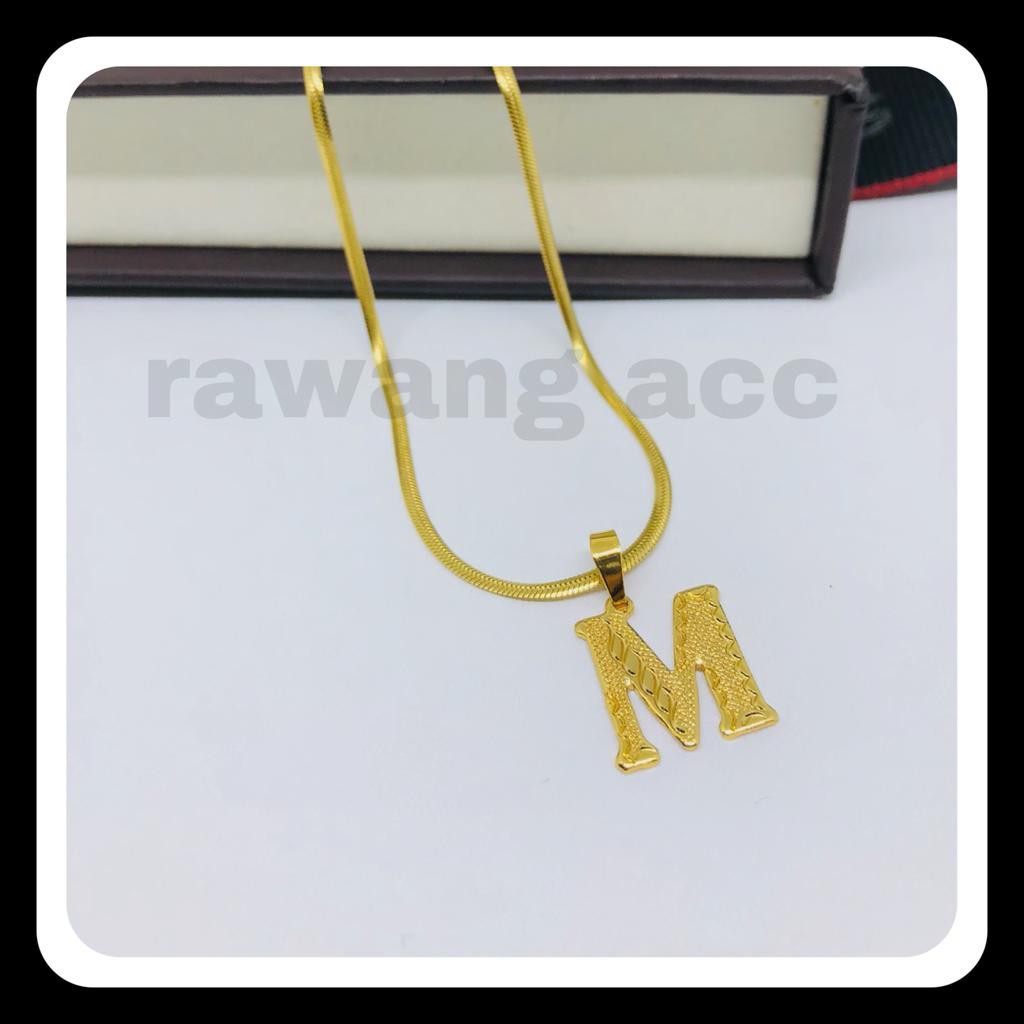 Kalung Titanium Fashion Wanita Liontin Abjad Huruf M Warna Gold Anti Karat Selaman