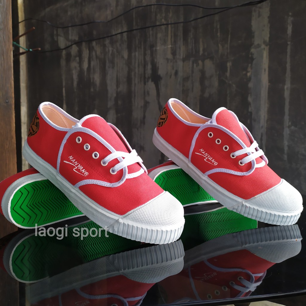 Sepatu Nanyang motif costum merah