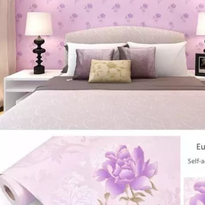 Wallpaper stiker dinding motif bunga pink dasar cream