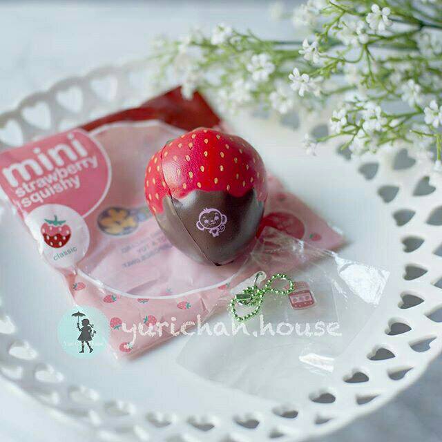 SQUISHY MINI STRAWBERRY RED CHOCO by PUNIMARU
