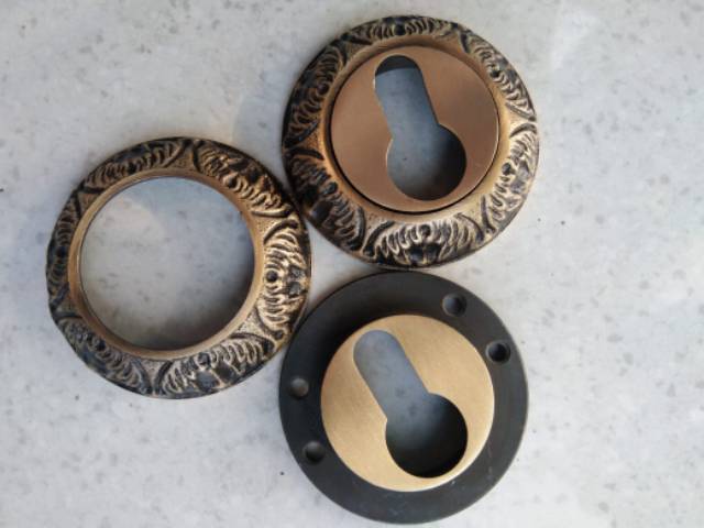 Lubang kunci Kuningan ukir antik - finishing antik