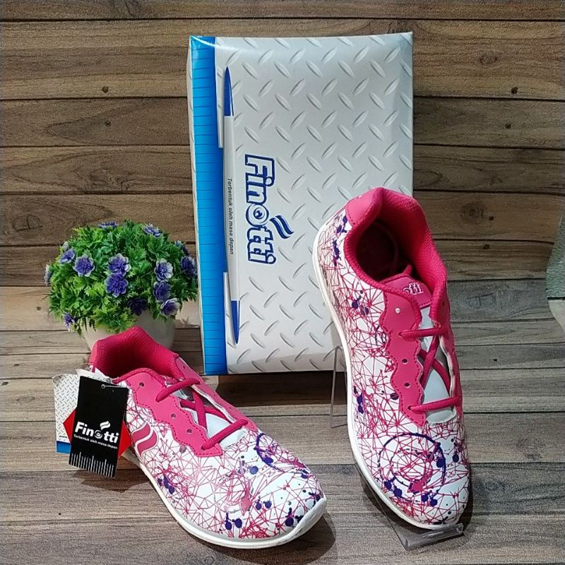 Finotti sepatu snakers wanita
