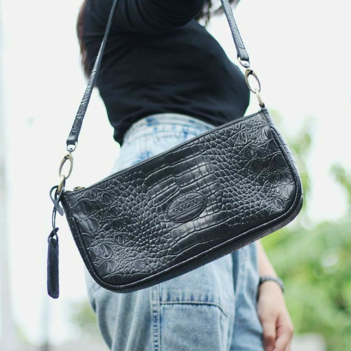 NEW !! TAS TANGAN / CLUTCH WANITA KULIT ASLI EMBOS BUAYAMODEL NEBULA HITAM / FREE GRAVIR NAMA DI TAS