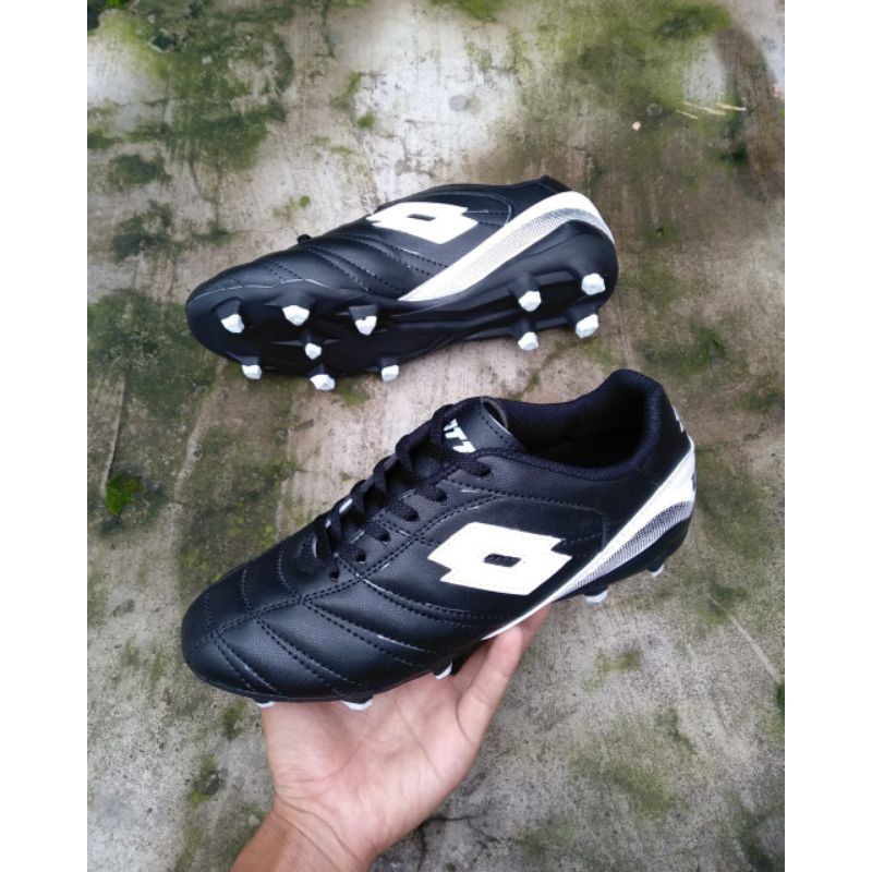 Sepatu Sepak Bola Lotto