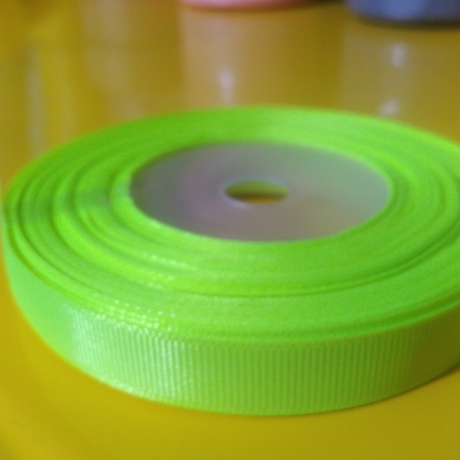 

Pita Grossgrain Hijau Stabilo Ukuran 1.2inch / 1cm Per Roll