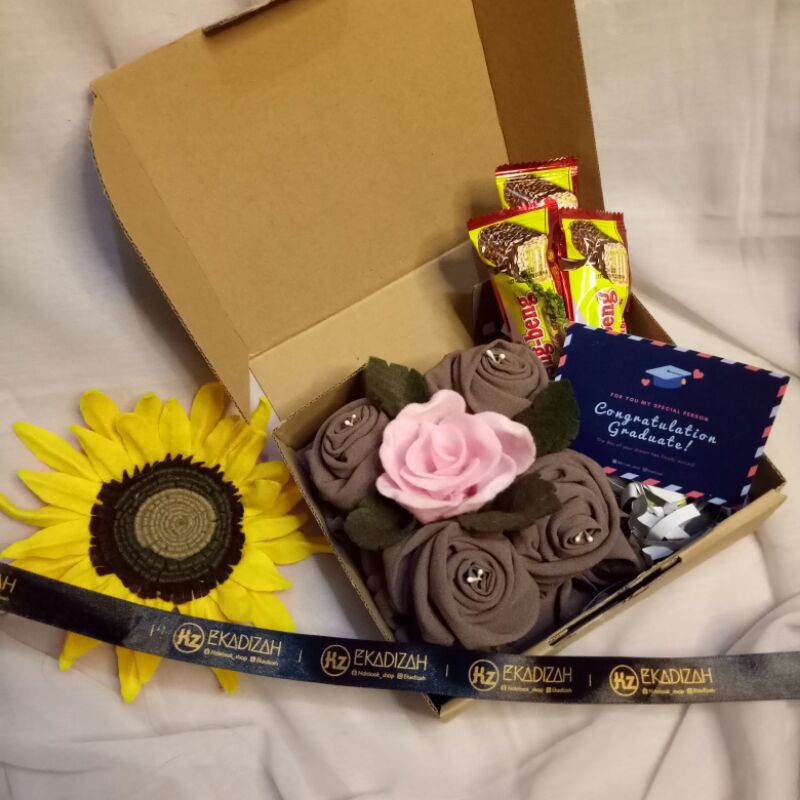 Hampers Hijab/ Buket Hijab/ Buket Bunga/ Hadiah wisuda ulang tahun/ Gift Box/ Souvenir Hijab