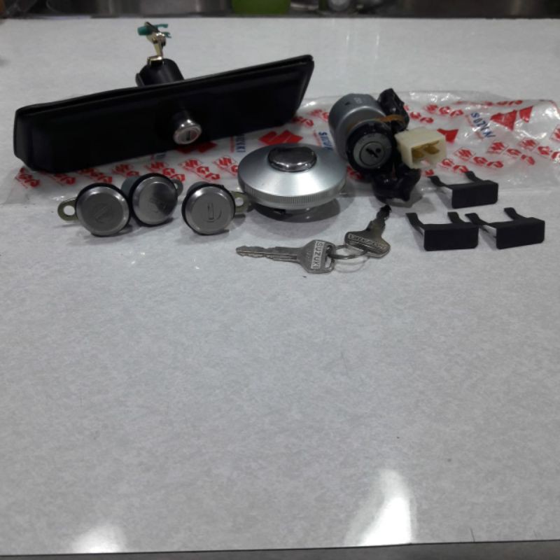 Kunci set pintu kontak bagasi dan tangki mobil futura, carry original