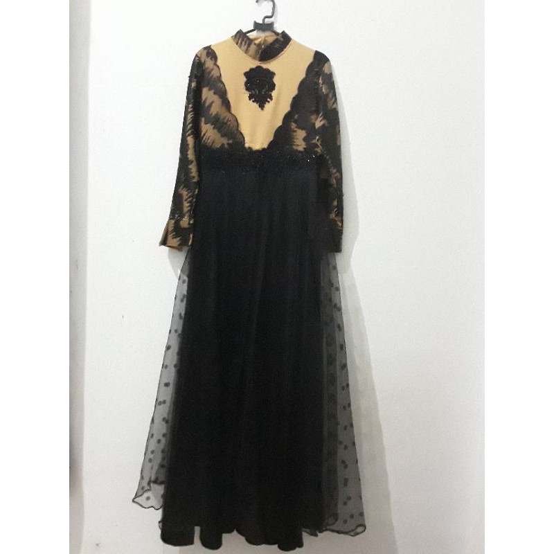 gaun hitam gold