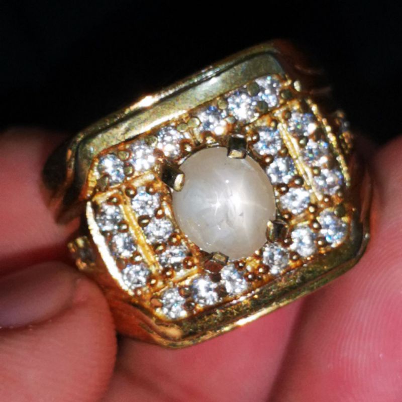 BATU CINCIN NATURAL WHITE STAR SAPPHIRE CORUNDUM OVAL