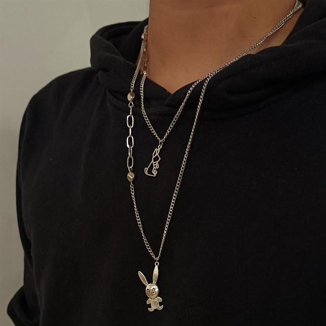 Eropa dan Amerika retro kelinci kalung liontin selebriti Internet hip hop double layer kalung temper