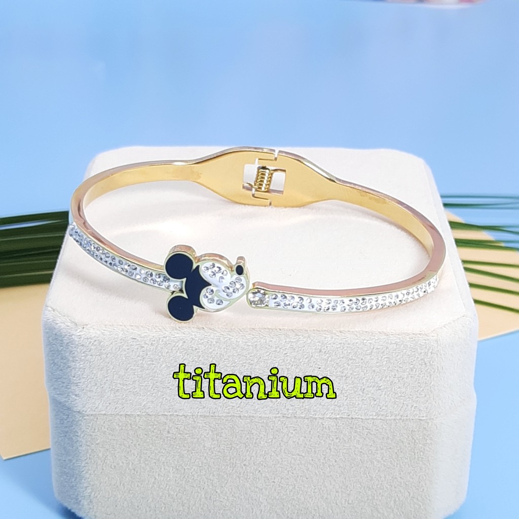 Gelang Bangle Titanium Disain Mickey Dengan Taburan Kristal Warna Gold dan Silver