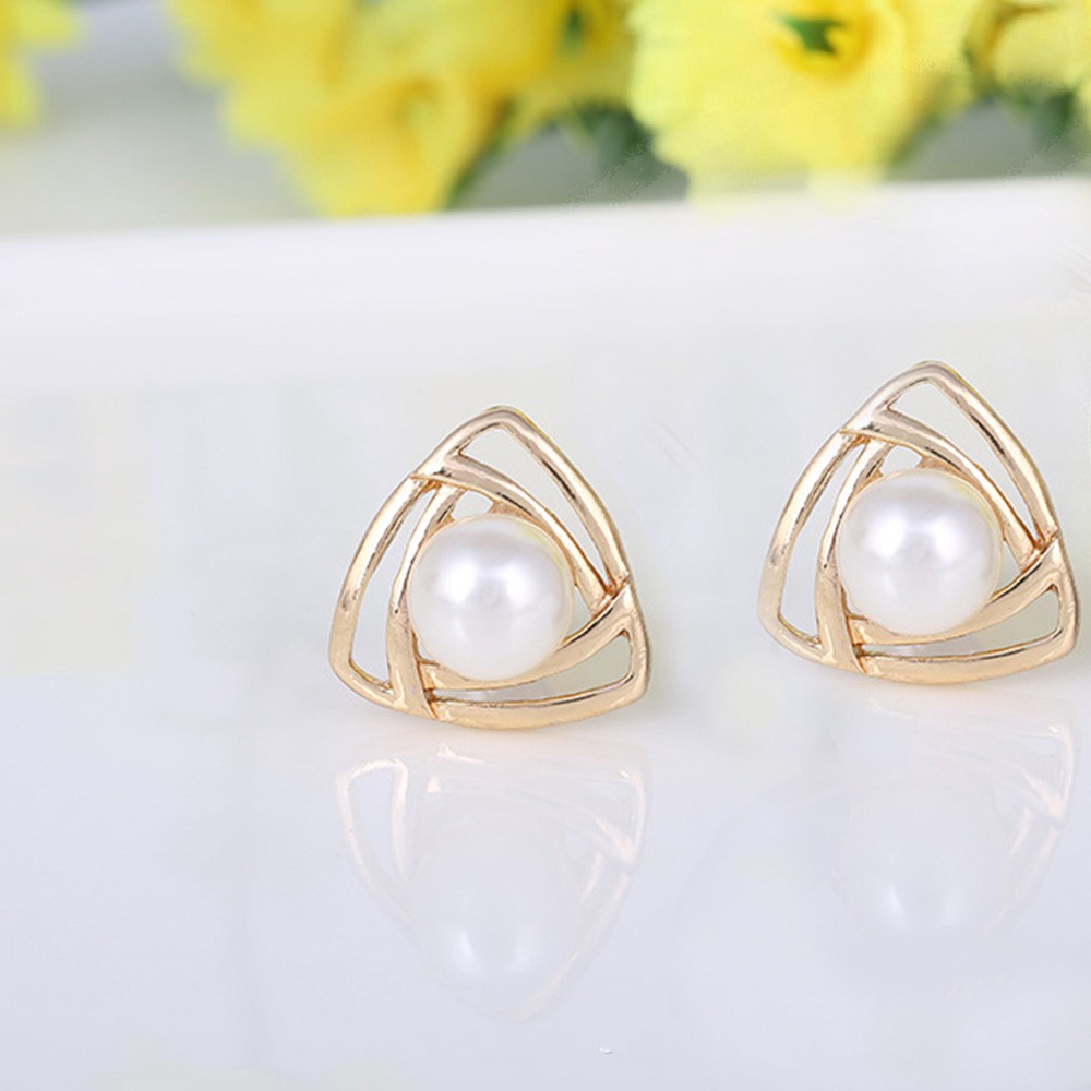 Anting Klip Tanpa Tindik Bentuk Segitiga Geometris Aksen Mutiara Warna Emas Untuk Wanita