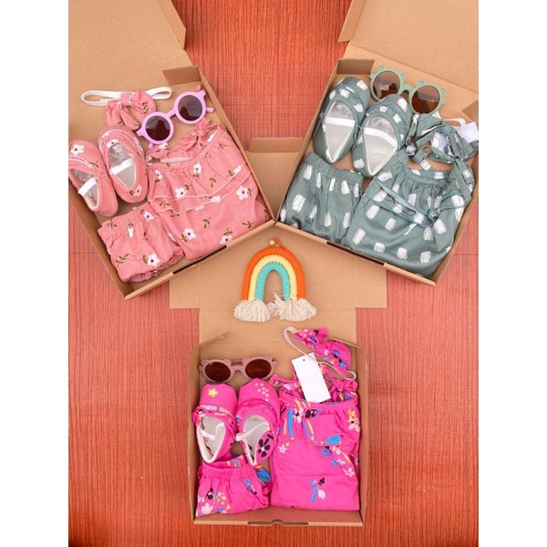 

HAMPERS BABY SETELAN