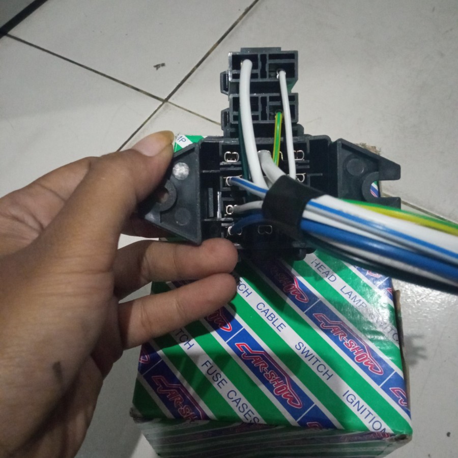 Fuse box kotak sekring mobil Futura merk Carshow CS-124039-PIK